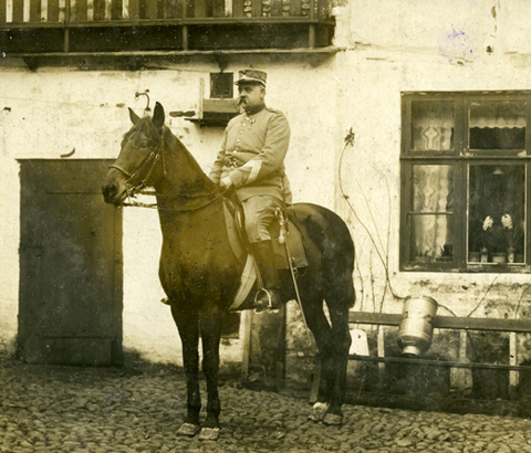 Peter Madsen Kjær til hest, da det endelig blev tilladt for underofficererne igen at bruge rideheste i stedet for islændere. Foto: Skodborg Hjemstavnsforening og Arkiv.